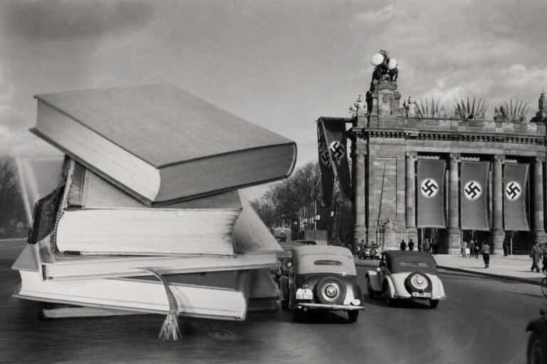 Ein Stapel Bücher liegt neben einer Berliner Straßenszene aus den 1930er Jahren, auf der Nazi-Flaggen die Straße säumen – Symbolbild für Helmuth Kiesels Buch über die Literatur während des Dritten Reichs
