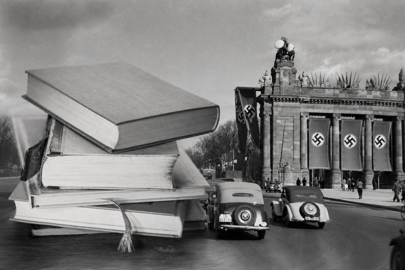 Ein Stapel Bücher liegt neben einer Berliner Straßenszene aus den 1930er Jahren, auf der Nazi-Flaggen die Straße säumen – Symbolbild für Helmuth Kiesels Buch über die Literatur während des Dritten Reichs