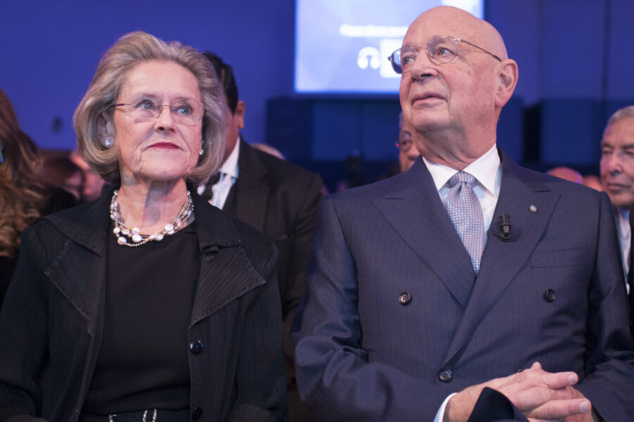 Hilde Schwab (l.) hatte im WEF ihres Gatten Klaus Schwab (r.) großen Einfluss. Foto: https://jungefreiheit.de/politik/ausland/2025/great-reset-im-wef-klaus-schwab-tritt-zurueck/