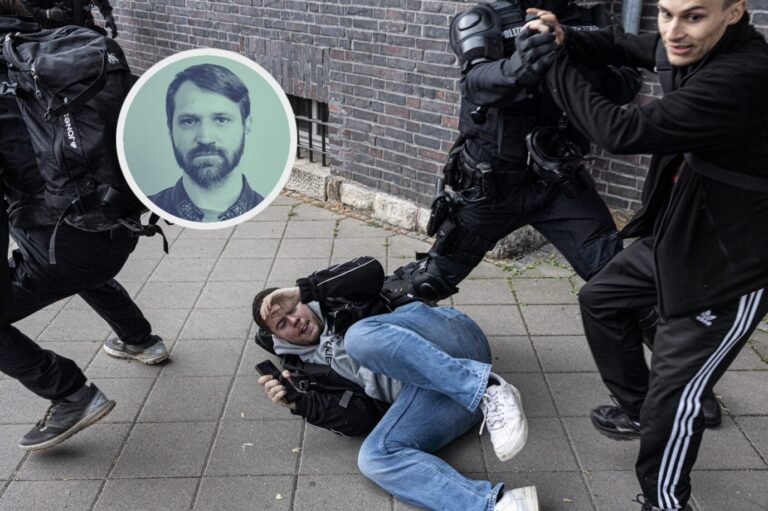 Ein Linksextremist tritt auf einen am Boden liegenden Reporter von „Apollo“ ein: Gewalt wird eingepreist. Foto: picture alliance / ZUMAPRESS.com | Vasily Krestyaninov. Vorboten einer neuen RAF.