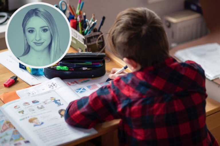 Ein junge sitzt an seinem Schreibtisch: Die Bedeutung der Lernatmosphäre ist für die Bildung von Kindern nicht zu unterschätzen