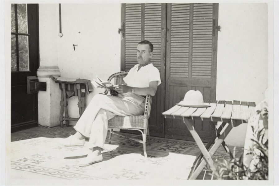 Der Schriftsteller Thomas Mann sitzt nach seiner Flucht aus Deutschland vor einer Villa an der Côte d’Azur