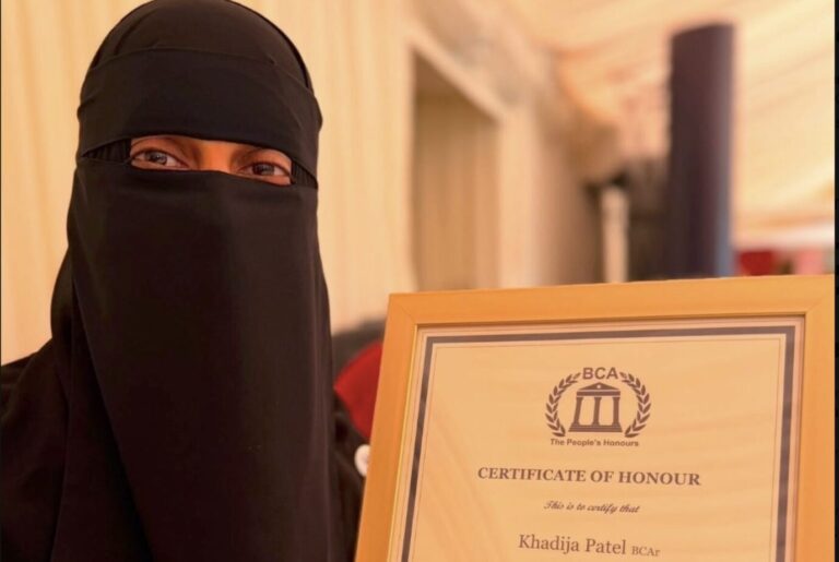 Khadija Patel: die Vollverschleierte erhält im Westminster Palace den British Citizen Award. Foto: X / Screenshot: JF