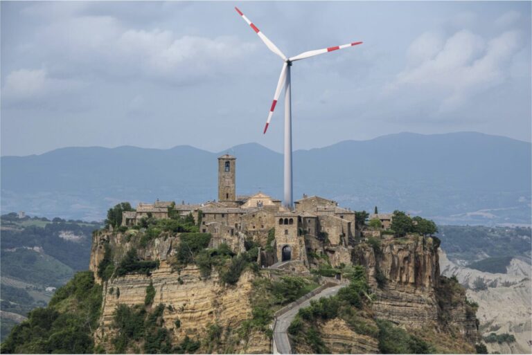 Ein Windrad steht über dem malerischen italienischen Dorf Bagnoregio