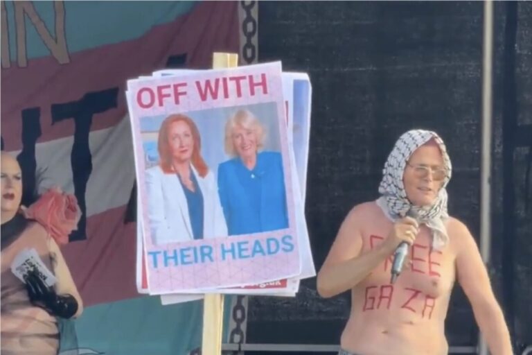 Eine halbnackte Transfrau spricht auf einer Bühne, davor hält jemand ein Plakat, das fordert, J.K. Rowling und Queen Camilla die Köpfe abzuhacken – Szenen des Londoner CSD