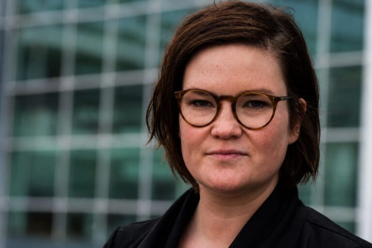 Verteidigt die Gewalt gegen konservative Medien: Die linke Autorin Emily Laquer. Foto: picture alliance / Christophe Gateau/dpa | Christophe Gateau