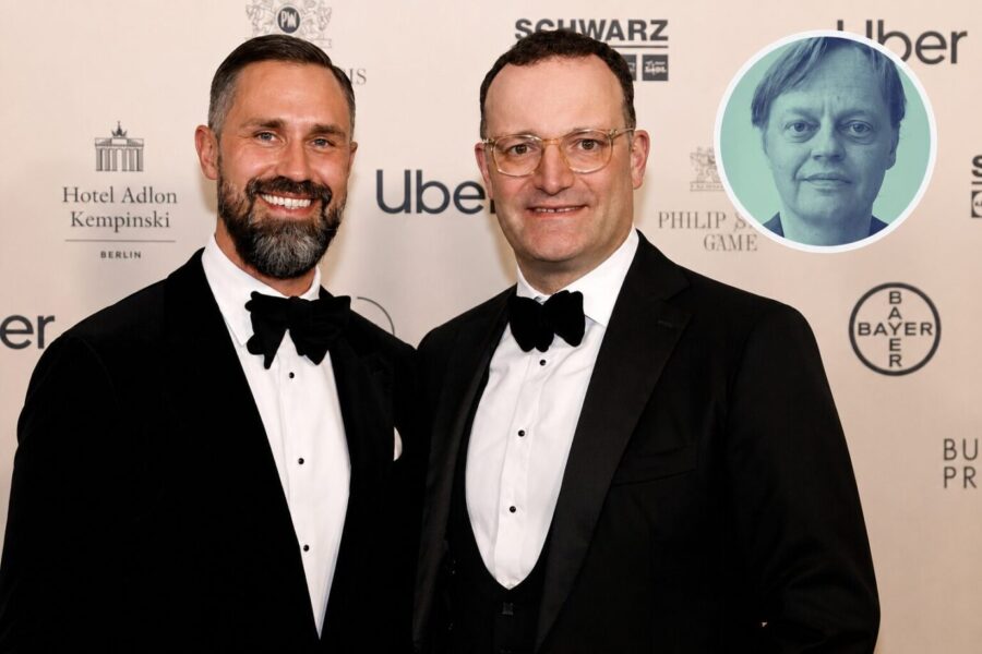 Stolze Väter: Jens Spahn (r), Vorsitzender der Fraktion der CDU/CSU im Deutschen Bundestag, und sein Ehemann Daniel Funke. Foto: picture alliance/dpa | Carsten Koall