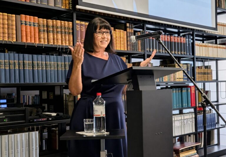 Die frühere Bundestagsabgeordnete Joana Cotar in der Bibliothek des Konservatismus (mit KI bearbeitet): Auch die AfD sei daran gescheitet, das System zu durchbrechen. Foto: BdK