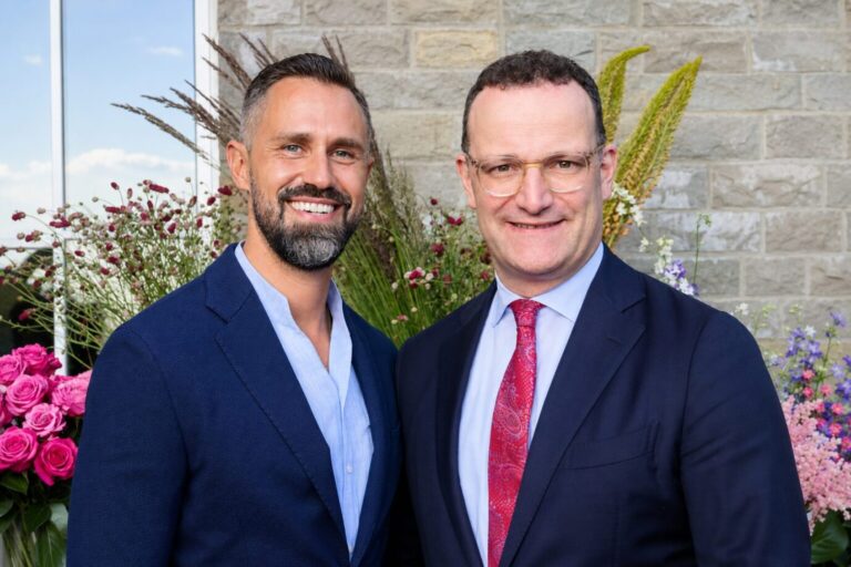 Wurden durch eine Leihmutter in den USA Väter: Jens Spahn (CDU, r.) und sein Ehemann Daniel Funke. Foto: picture alliance/dpa | Annette Riedl