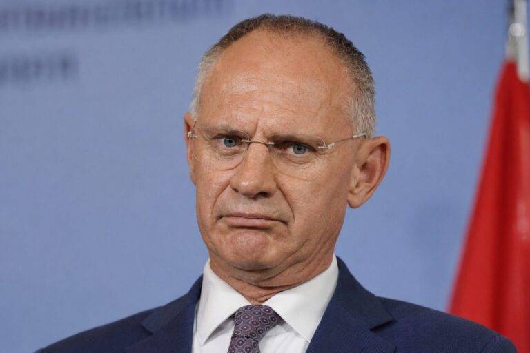 Hat er die Kontrolle über kriminelle Ausländer verloren? Österreichs Innenminister Gerhard Karner (ÖVP). Foto: picture alliance / Metodi Popow | M. Popow