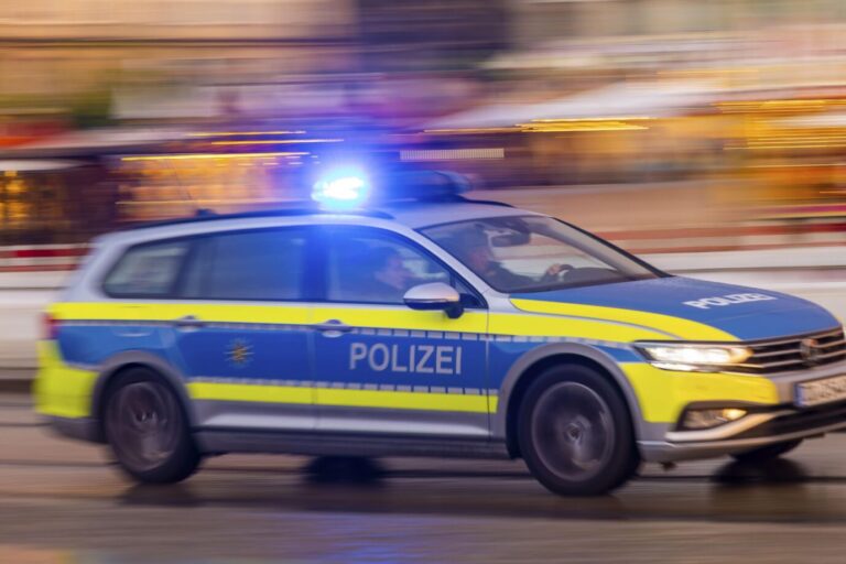 Sächsisches Polizeifahrzeug (Symbolbild): Die afghanischen Täter nutzten „stumpfe Gewalt“. Foto: picture alliance / imageBROKER | Sylvio Dittrich