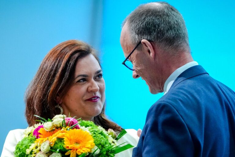 Bundeskanzler Friedrich Merz überreicht der neuen CDU-Generalsekretärin Franziska Hoppermann Blumen.