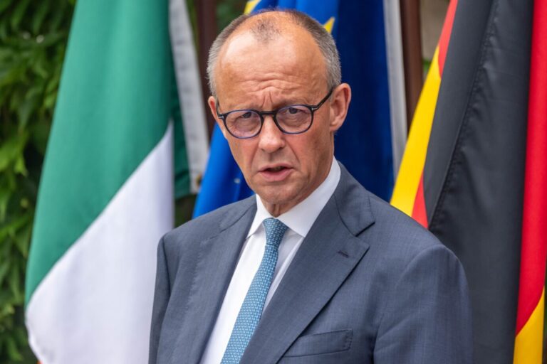 Bundeskanzler Friedrich Merz (CDU) nimmt an der Pressekonferenz nach einem bilateralen Gespräch mit dem irischen Regierungschef Martin teil. Anlass des Besuchs ist der Vorsitz Irlands im Rat der Europäischen Union.