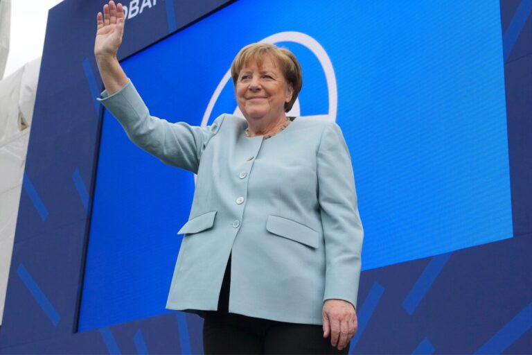 Das Bild zeigt die ehemalige Bundeskanzlerin Angela Merkel von der CDU bei der Einweihung des Obama Presidential Centers in der US-amerikanischen Stadt Chicago.