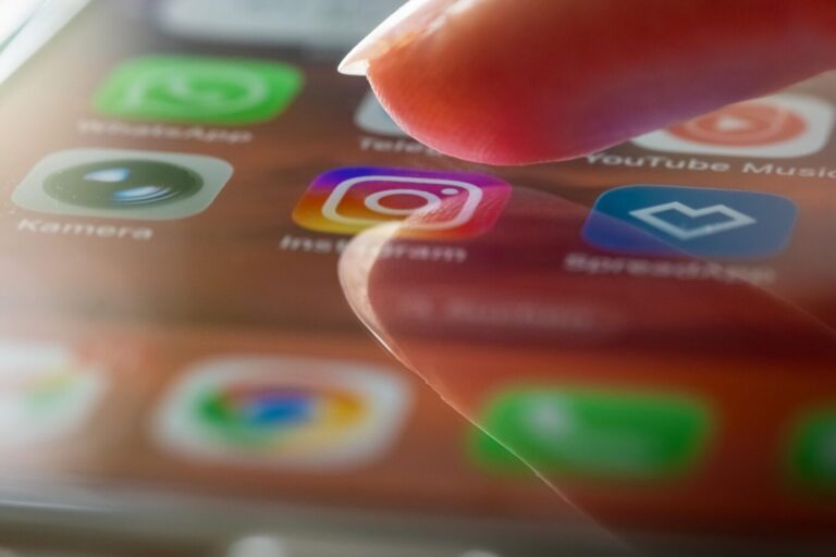 Das Bild zeigt einen Finger an einem Smartphone-Bildschirm und es ist ein Symbolbild für einen Nachrichtentext zur Chatkontrolle.