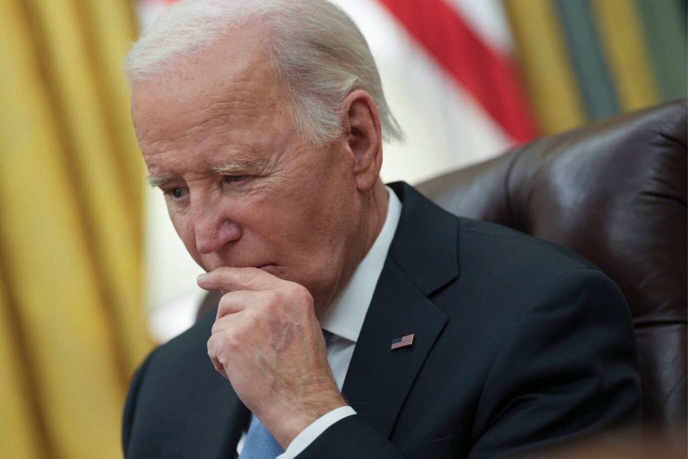 Das Bild zeigt Ex-US-Präsident Joe Biden. Neue Enthüllungen zu Biolaboren bringen ihn in Bedrängnis.