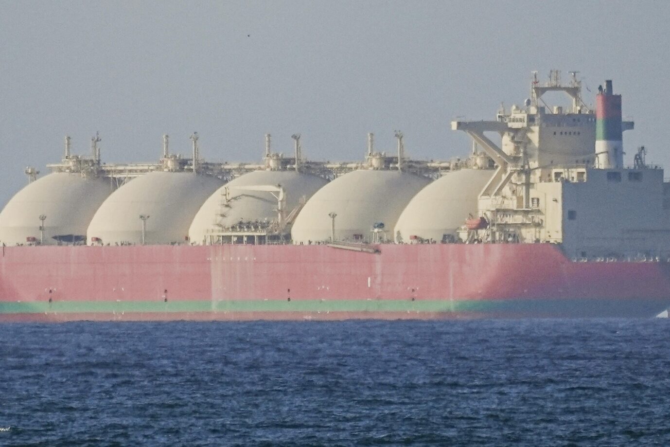 Das Bild zeigt einen Blick auf die Schiffe, die die Straße von Hormus passieren, nachdem zwischen den Vereinigten Staaten und dem Iran ein zweiwöchiger vorübergehender Waffenstillstand unter der Bedingung vereinbart wurde, dass die Meerenge wieder geöffnet wird (Aufnahme vom 08. April 2026 in Oman). Shady Alassar / Anadolu