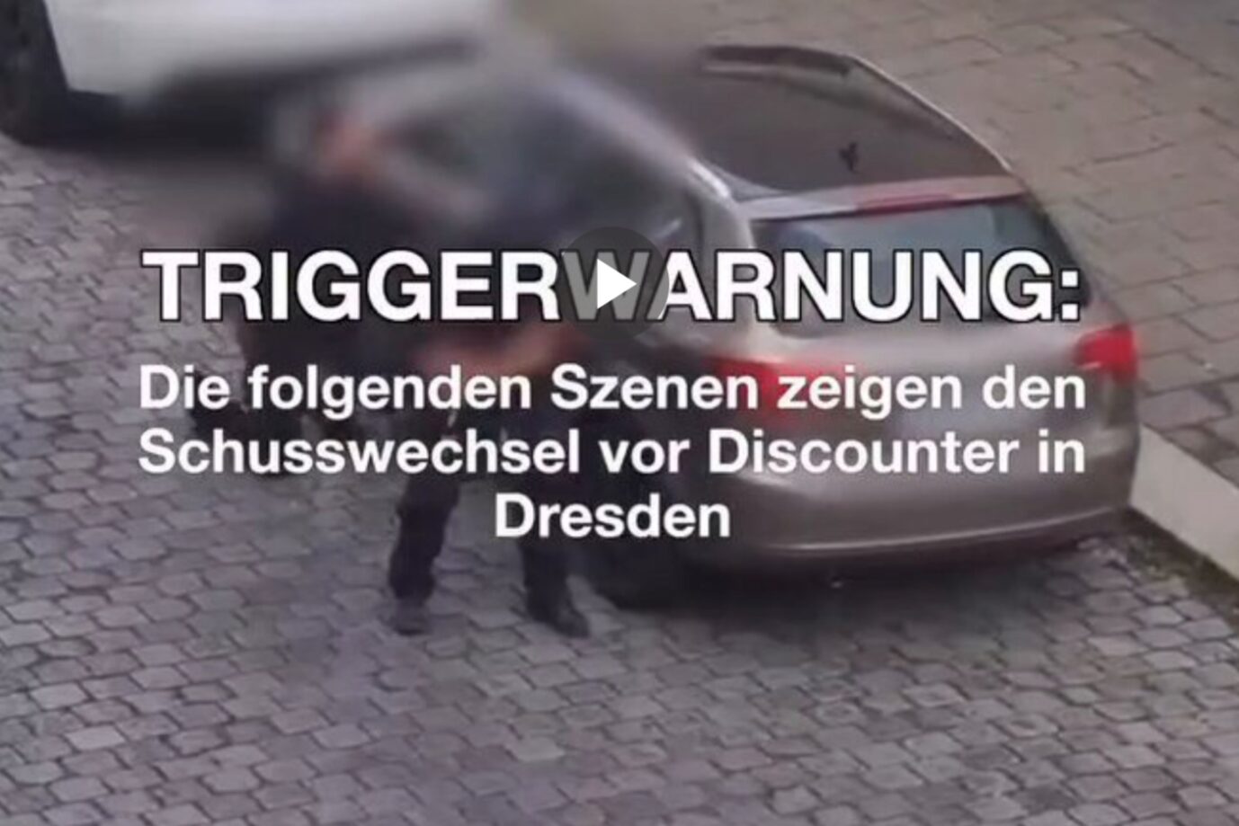 Das Bild zeigt einen Screenshot aus einem Video, in dem ein Türke vor einem Supermarkt „Allahu Akbar“ ruft und auf Polizisten schießt.