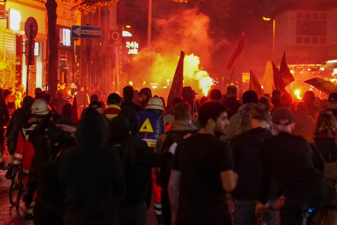 Das Bild zeigt eine linksextreme Demonstration, bei der es zu schweren Ausschreitungen kommt. Obwohl sie vom Staat hofiert werden, bekämpfen Linksextremisten selbigen.