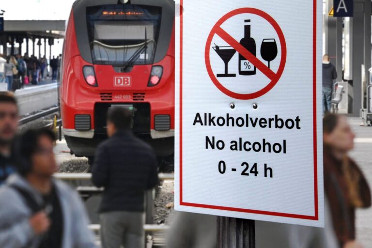 ACHTUNG FOTOMONTAGE: Bahn plant bundesweit Alkoholverbot an jedem Bahnhof. Die Deutsche Bahn will kuenftig an allen Bahnhoefen ein Alkoholverbot durchsetzen. Sie verspricht sich mehr Sicherheit fuer Mitarbeiter und Reisende. *** ATTENTION: PHOTO MONTAGE — Deutsche Bahn Plans Nationwide Alcohol Ban at Train Stations Deutsche Bahn intends to enforce an alcohol ban at all train stations in the future. It hopes this will improve safety for employees and passengers.
