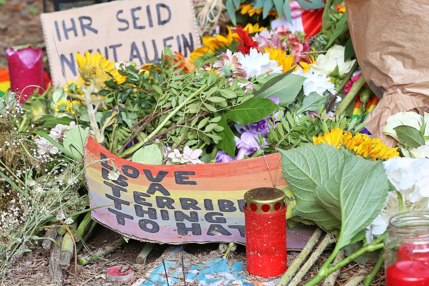 Berlin, Deutschland: Auto fährt bei CSD in Menschenmenge: Am Tatort haben Menschen Blumen niedergelegt, auf Schildern steht "Love is a terrible thing to hate" und "Ihr seid nicht allein". Linke relativieren weiterhin die Gefahr des Islamismus.