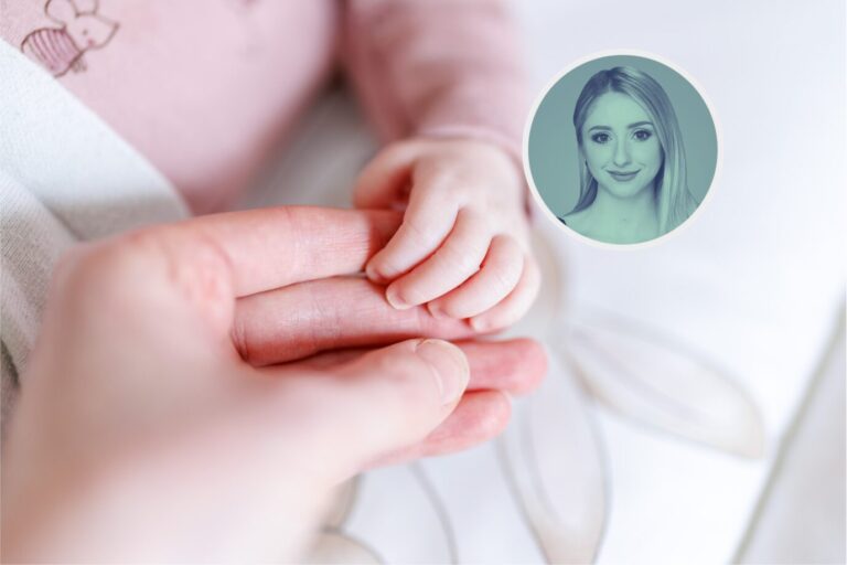 Ein wenige Wochen altes Baby greift nach der Hand von seiner Mutter. Kunden von Leihmutterschaftsagenturen können unter anderem bestimmen, welches Geschlecht ihr Kind haben soll und ob es bei Schönheitsfehlern nicht lieber „storniert“, also getötet, werden soll. Ein Baby greift nach der Hand seiner Mutter (Symbolbild): Der gesamte Prozess ist für Leihmütter mit zahlreichen Risiken verbunden. Foto: picture alliance / dpa | Matthias Balk