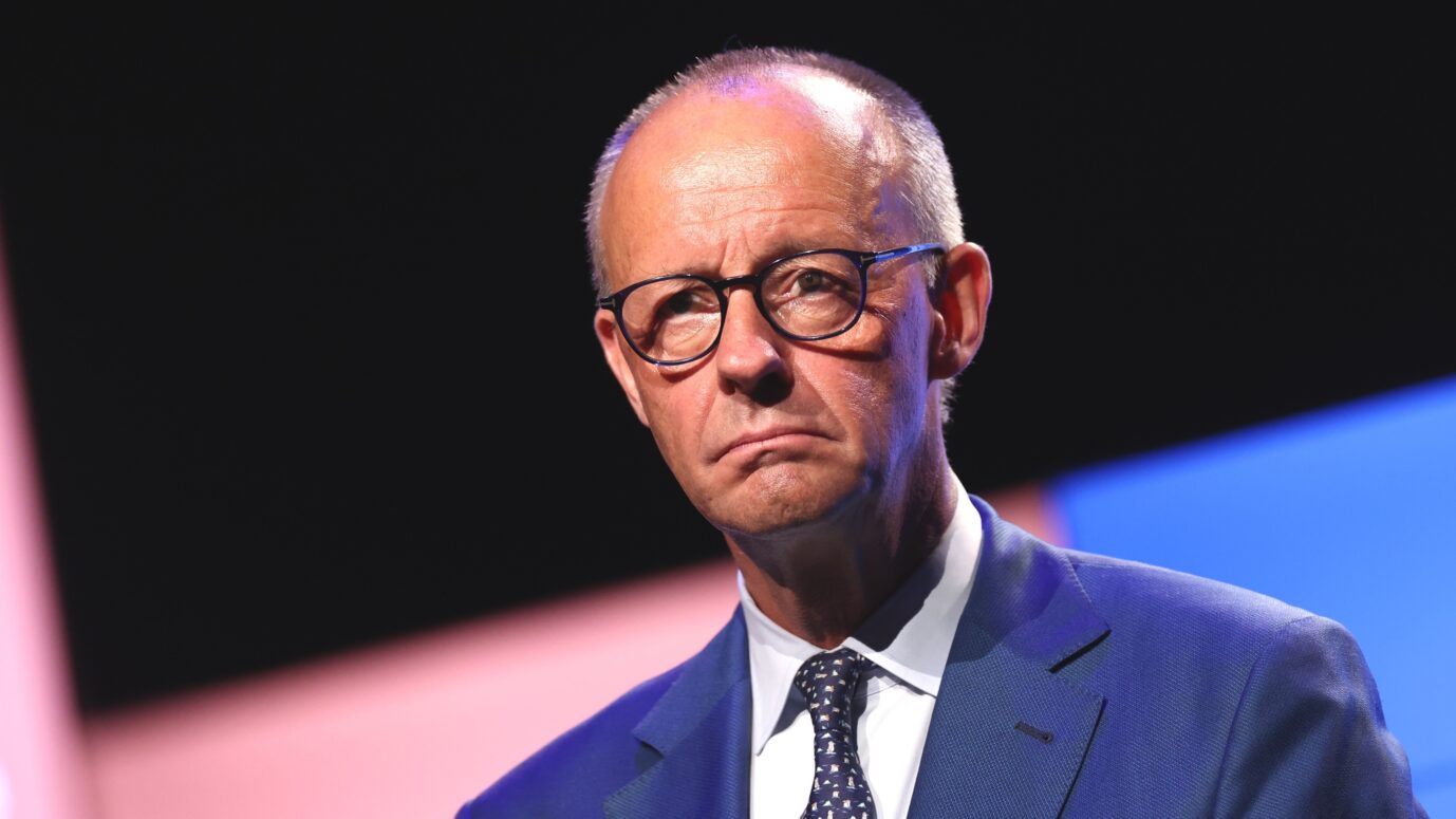 Bundeskanzler Friedrich Merz (CDU) redet bei der Eröffnung der «Adenauer School of Government». Der Bundeskanzler eröffnet hier die «Adenauer School of Government» (ASG). Ziel der neuen Institution ist es laut Hochschule, «zukünftige Entscheidungsträger ausbilden» zu wollen. Im Anschluss an die Ansprache des Bundeskanzlers ist auch eine Diskussion mit den Studierenden vorgesehen. Weiter gab die relative Mehrheit der AfD-Anhänger dem Meinungsforschungsinstitut an, dass die Partei von Alice Weidel und Tino Chrupalla weder mit der Union noch mit der SPD noch mit den Grünen, der Linkspartei, dem BSW oder der FDP koalieren soll.
