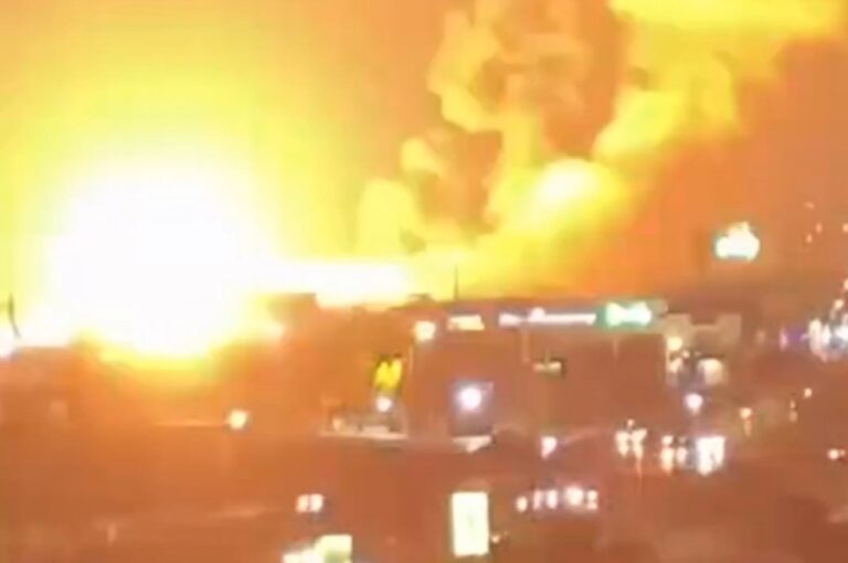 In der Nacht gab es heftige Explosionen in der iranischen Stadt Sirik.