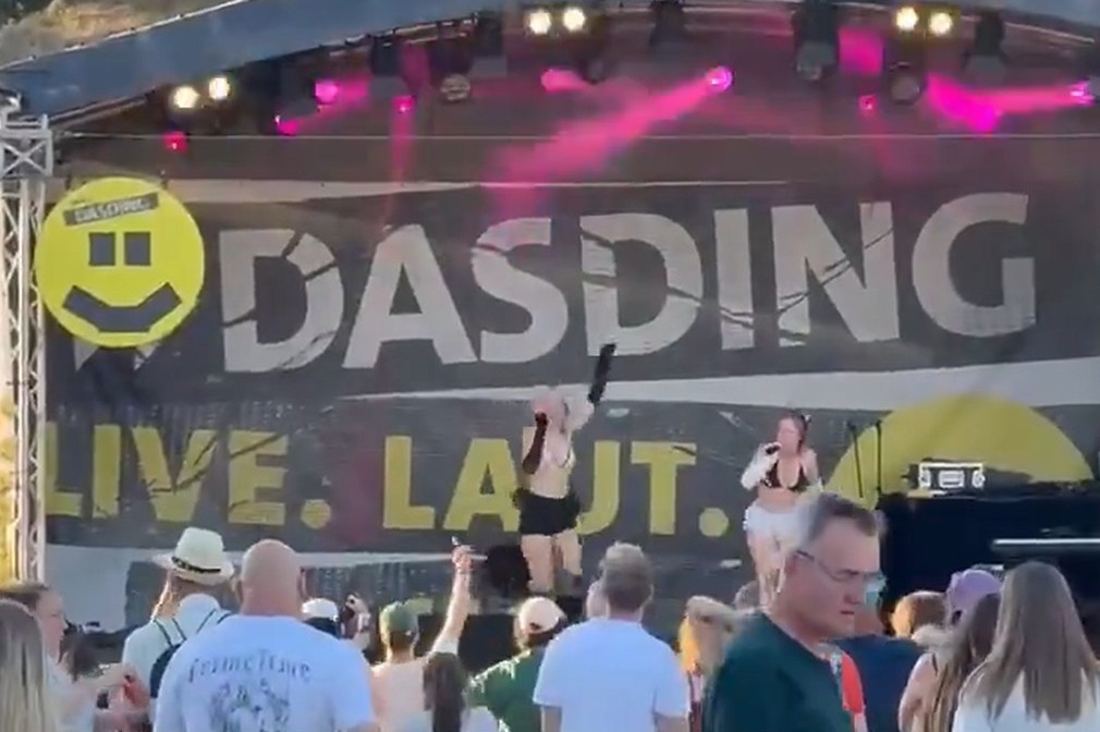 Der Moment als von der SWR-Bühne „Ganz Stuttgart hasst die AfD“ skandiert wird.