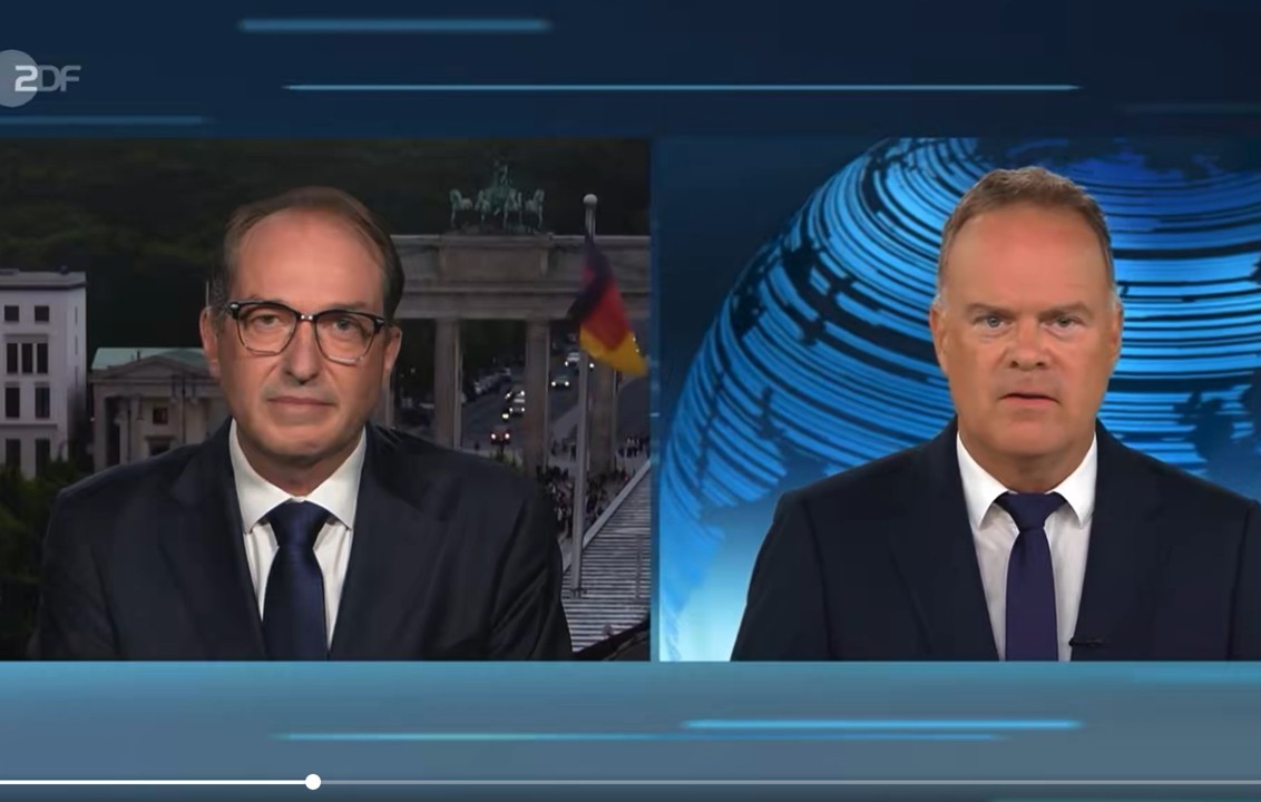 Im ZDF-„Heute-Journal“ fragt Moderator Christian Sievers (rechts) Innenminister Alexander Dobrindt, ob der CSD-Terror etwas mit den Wahlen zu tun haben könnte.