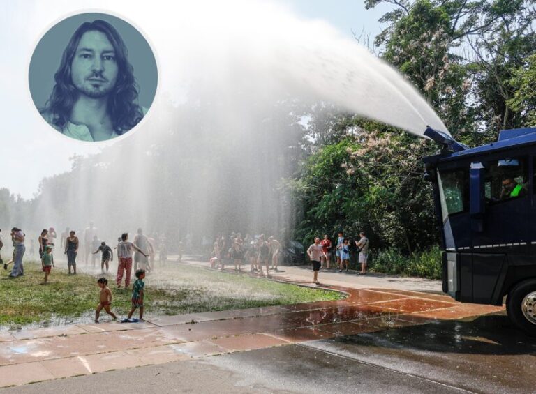 Warmes Klima: In Berlin sorgt ein Wasserwerfer für Abkühlung und besprüht Menschen bei der Hitze mit Wasser.