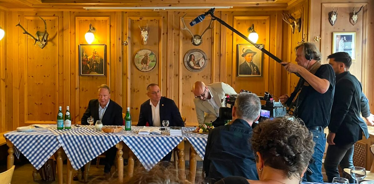 AfD-Chef Tino Chrupalla (m.) präsentiert seine Biographie in für viele Journalisten unerwarteter Umgebung.