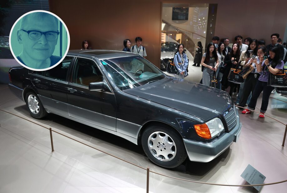 Chinesen bewundern einen Mercedes-Benz W140 S-Klasse in Peking.