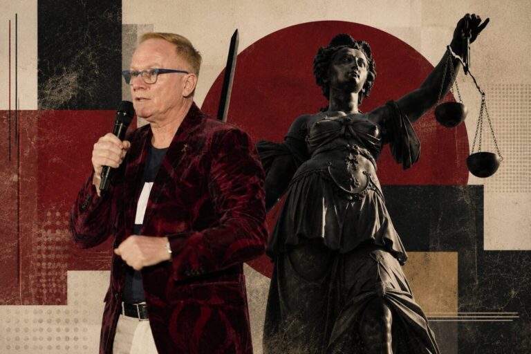 Der Kabarettist Uwe Steimle trägt ein rotes Sakko, neben ihm steht die Justizia