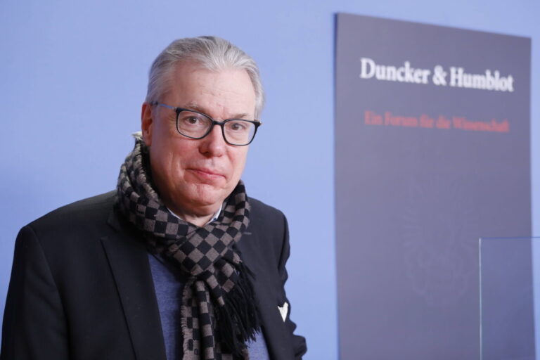 , Deutschland, Berlin, Bundespressekonferenz, Thema: Pressekonferenz: Verlag Duncker & Humblot / Neuerscheinung Die Hohenzollerndebatte *** Prof Dr Frank Lothar Kroll, Germany, Berlin, Federal Press Conference, Topic Press Conference Publishing House Duncker Humblot New Publication The Hohenzollern Debate. Frank-Lothar Kroll: Fünfzig Aufsätze und Miszellen werden von den Herausgebern der Festschrift sieben Forschungsschwerpunkten Krolls zugeordnet. Foto: IMAGO / Metodi Popow
