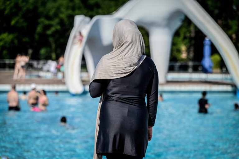 In Südtirol sollen muslimische Frauen nun ungestört und unter sich zu speziellen Zeiten in Burkinis schwimmen dürfen. Symbolbild: IMAGO / Funke Foto Services