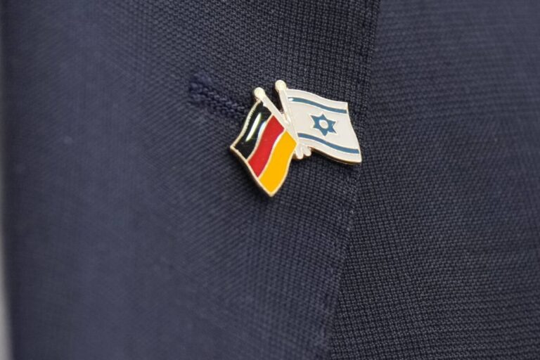 Ein Anstecker am Sakko-Revers mit den Flaggen Deutschlands und Israels (Symbolbild). Foto: IMAGO / Political-Moments