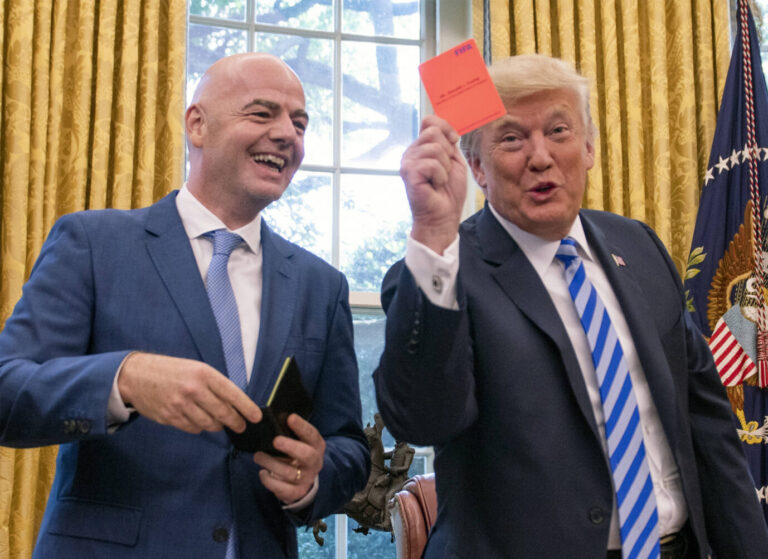 Ein Anruf von Trump beim Fifa-Boss genügt, und die USA dürfen ihren mit einer Roten Karte gesperrten Stürmer wieder auflaufen lassen? Das gefällt der restlichen Fußballwelt gar nicht. Foto: IMAGO / Newscom / AdMedia