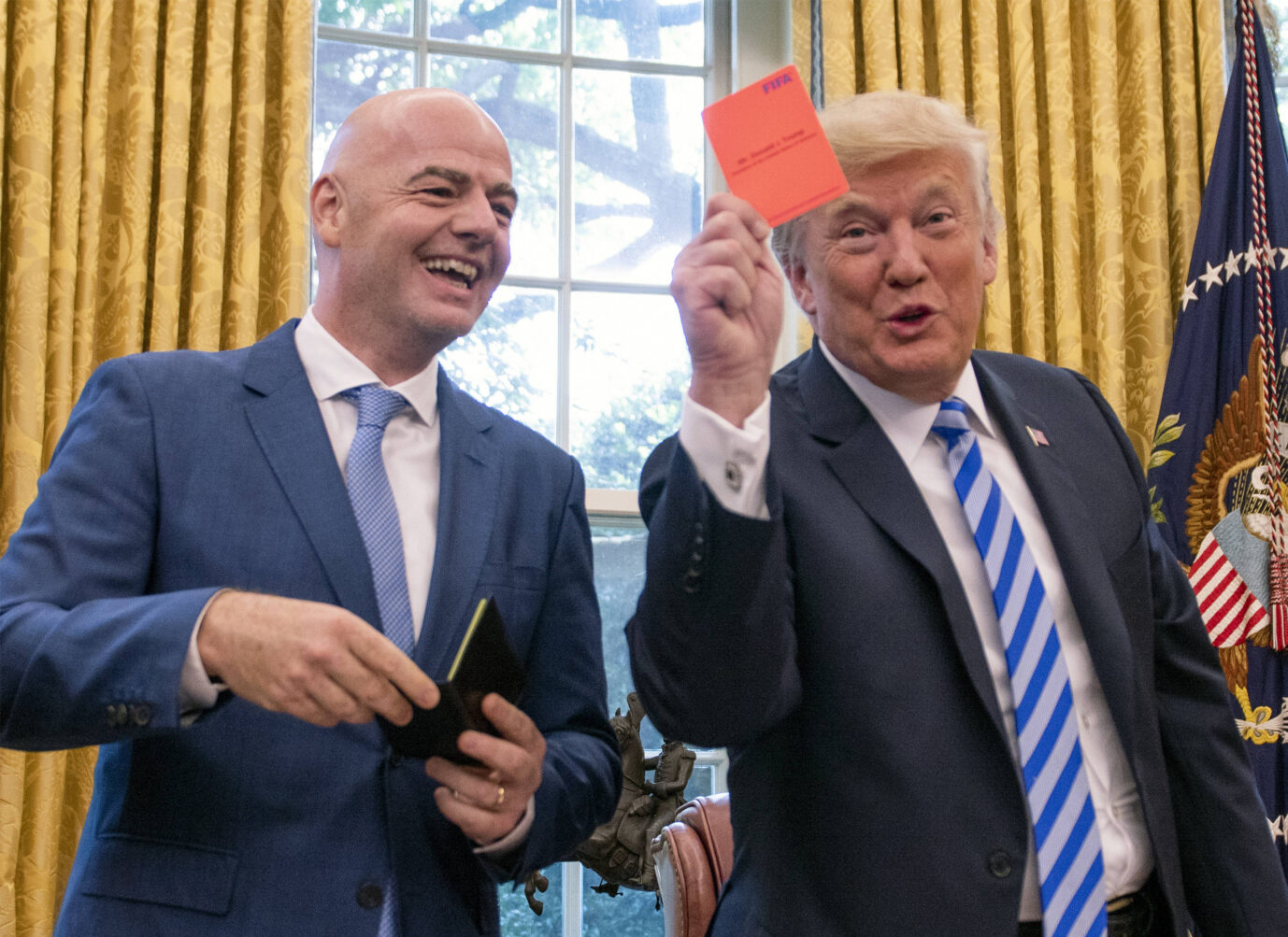Ein Anruf von Trump beim Fifa-Boss genügt, und die USA dürfen ihren mit einer Roten Karte gesperrten Stürmer wieder auflaufen lassen? Das gefällt der restlichen Fußballwelt gar nicht. Foto: IMAGO / Newscom / AdMedia