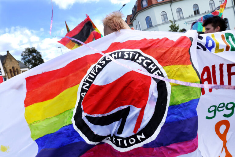 CHRISTOPHER STREET DAY 2024 - Eisenach - CSD - Am 14. September 2024 zog der zweite CSD in Eisenach unter dem Motto Gleichbehandlung und Gleichberechtigung von queeren Menschen durch die Innenstadt. Banner der ANTIFA an der Spitze des Demozuges mit Abbildung einer Regenbogenfahne und dem Logo der ANTIFA. Ab 14 Uhr ging es vom Ausgangspunkt Hauptbahnhof Bahnhofsvorplatz aus durch zahlreiche Straßen des Eisenacher Zentrums. Die Polizei sprach von 650 Teilnehmern, der Veranstalter hingegen ging von 750 Teilnehmern der LGBT-Community Lesbian, Gay, Bisexual und Transgender aus. Schlusspunkt der Kundgebung war wieder der Bereich des Hauptbahnhofs. Dort gab es Infostände der Community, diese bieten die Möglichkeit sich zu informieren un. Antifa und Regenbogen (Symbolbild): Die Vereine fungieren als Bindeglieder zu den Queer-Dachorganisationen. Foto: IMAGO / Müller-Stauffenberg