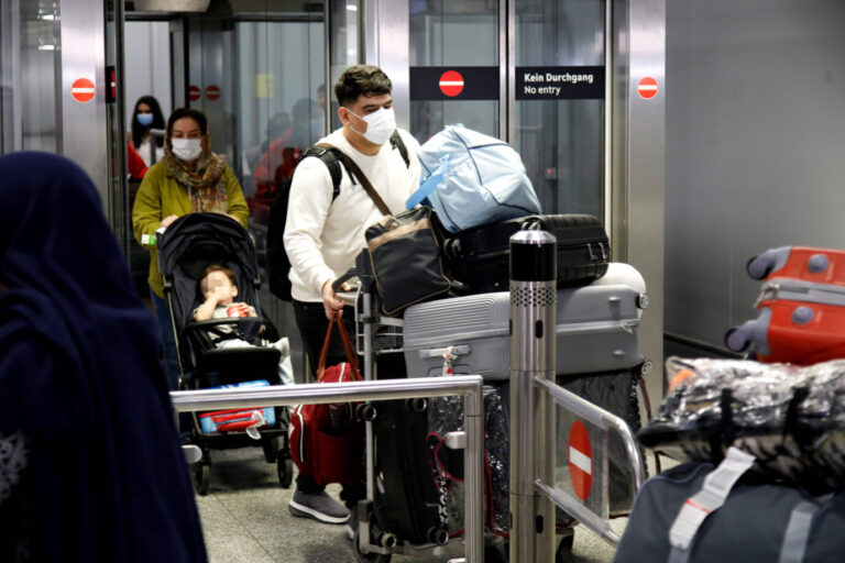 Das Bundesverfassungsgericht hat den pauschalen Stopp des Aufnahmeprogramms „Menschenrechtsliste“ sowie des Überbrückungsprogrammes für rechtswidrig erklärt. Flugzeug mit 47 Personen aus Afghanistan gelandet Hannover, 01.09.2025 Eine Maschine der Türkisch Airlines ladet am Montag Mittag auf dem Flughafen Hannover. In der Maschine die aus Pakistan über Istanbul nach Deutschland flog befanden sich 47 Afghaninnen und Afghanen sogenannte Ortskräfte und ihre Angehörigen die am Terminal empfangen wurden - darunter 19 Frauen und 20 Kinder. Niedersachsen Germany *** Plane with 47 people from Afghanistan landed Hanover, 01 09 2025 A Turkish Airlines plane loaded at Hanover Airport at noon on Monday The plane, which flew from Pakistan via Istanbul to Germany, was carrying 47 Afghans, so-called local staff and their relatives, who were welcomed at the terminal, including 19 women and 20 children Lower Copyright: xMatthiasxGränzdörferx. Afghanische Ortskräfte kommen 2025 in Deutschland an: Ein allgemeines Aussetzen des Aufnahmeprogramms verstoße gegen das Willkürverbot. Foto: IMAGO / pictureteam