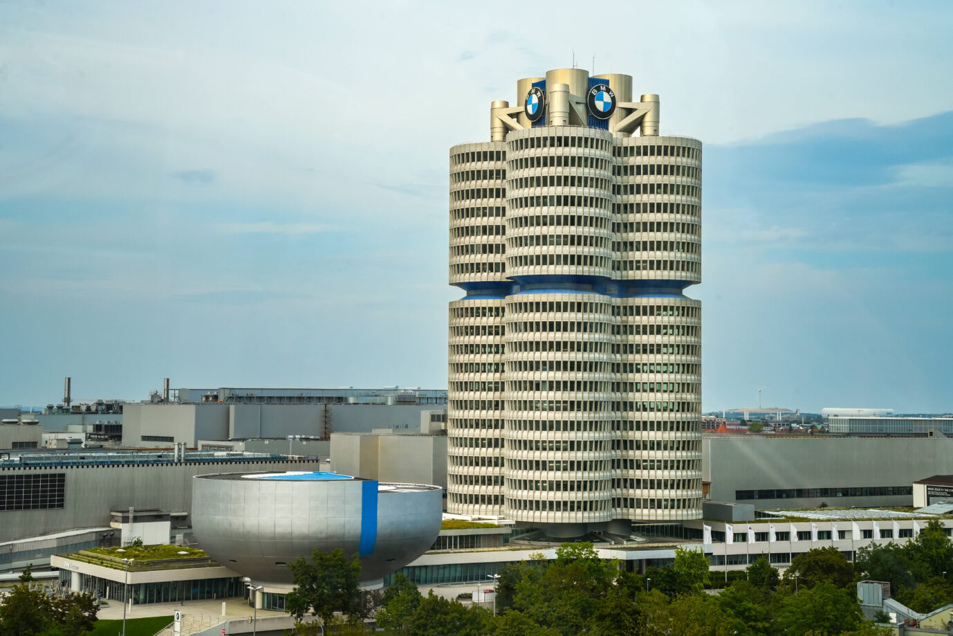 Der BMW-Turm in München: Ein Großteil des Abbaus soll in Deutschland erfolgen. Foto: IMAGO / Zoonar