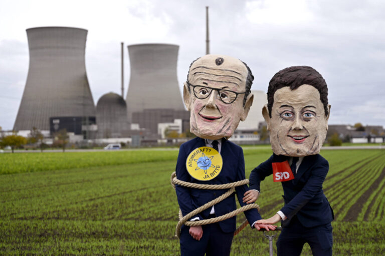 Die Kühltürme des Atomkraftwerks in Gundremmingen, Bayern: Davor Figuren von Friedrich Merz und Lars Klingbeil. Die OECD konterkariert das Ausstiegsdogma. Foto: IMAGO / Panama Pictures