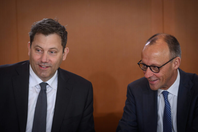 Bundesfinanzminister Lars Klingbeil (SPD) und Bundeskanzler Friedrich Merz (CDU): Der Haushaltsplan ist voller Schulden, Steuern und weniger Investitionen. Foto: IMAGO / Christian Spicker