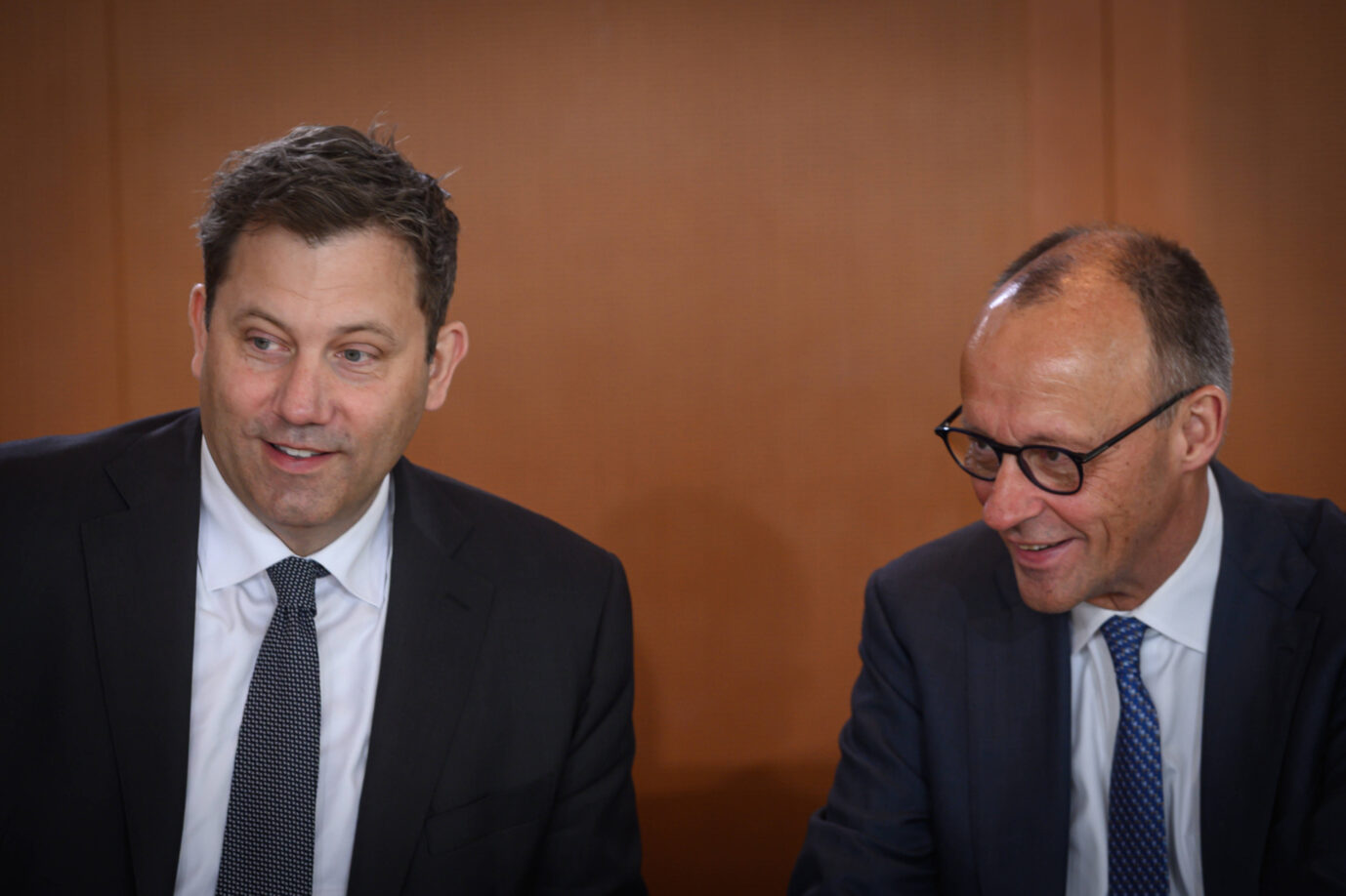 Bundesfinanzminister Lars Klingbeil (SPD) und Bundeskanzler Friedrich Merz (CDU): Der Haushaltsplan ist voller Schulden, Steuern und weniger Investitionen. Foto: IMAGO / Christian Spicker