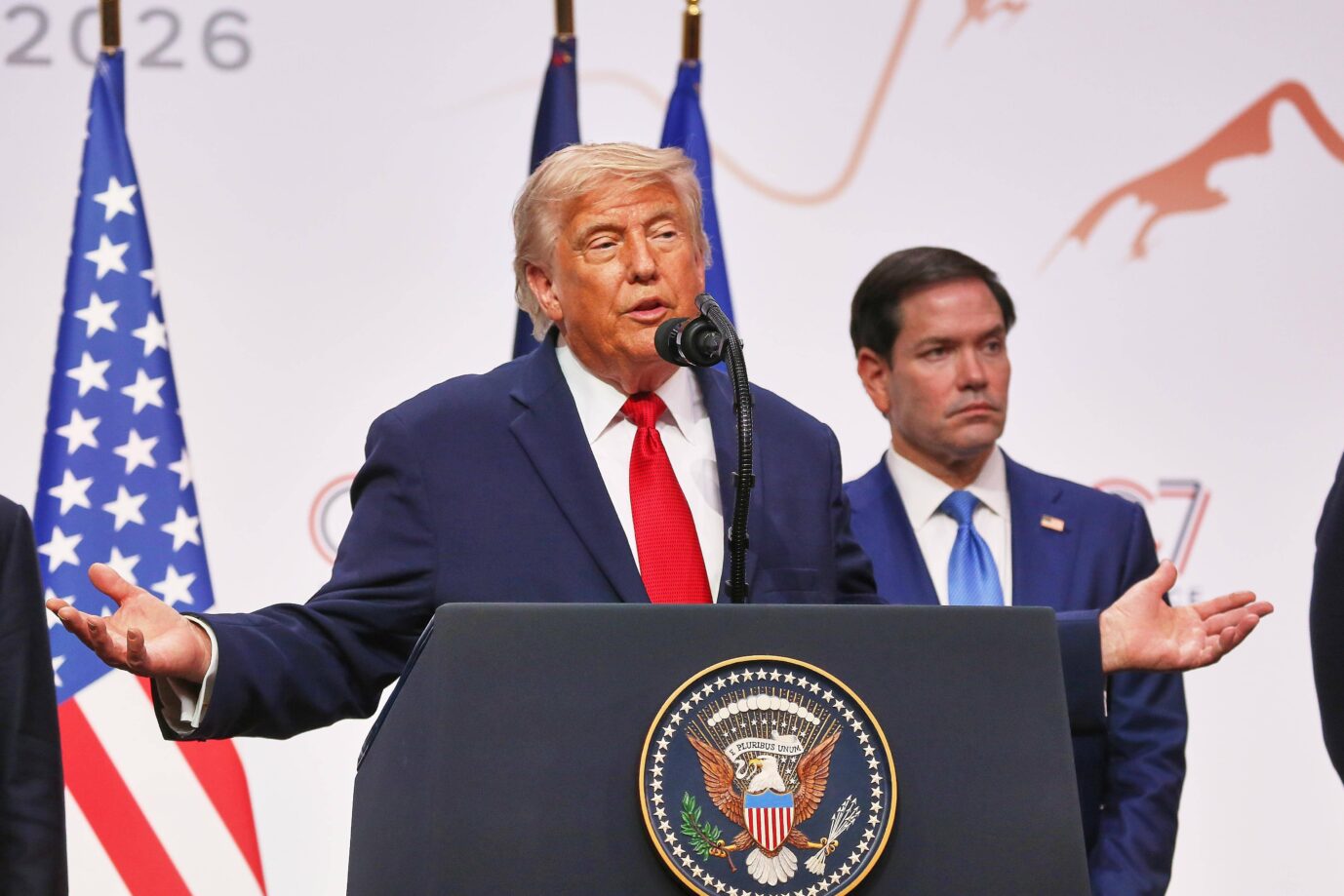 Vor amerikanischen Flaggen stehen US-Präsident Donald Trump und US-Außenminister Marco Rubio – sie bieten den Rechten in Europa Geld an