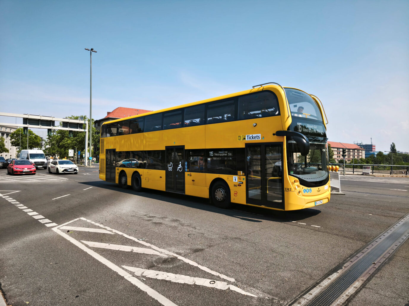 BVG-Bus: muss wieder mit „Nius“-Werbebanner durch Berlin fahren. Foto: IMAGO / Stefan Zeitz