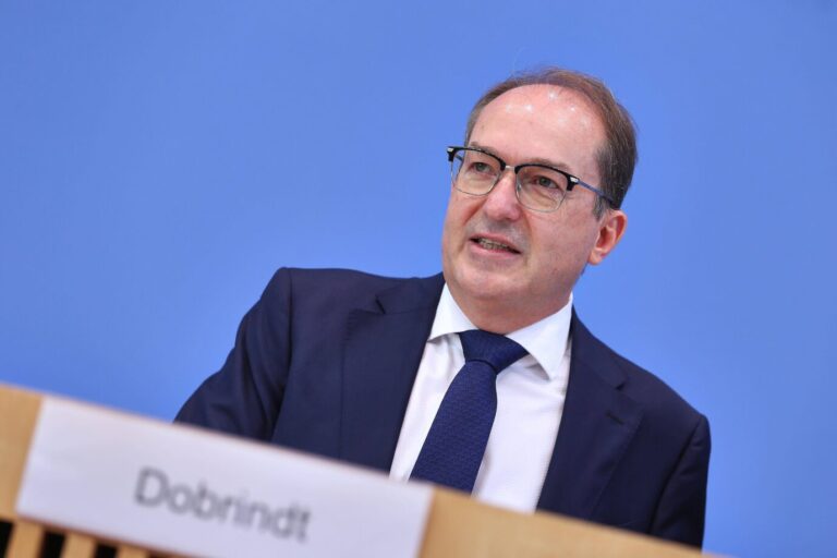 Bundesinnenminister Alexander Dobrindt (CSU): Will, dass der Verfassungsschutz auch polizeiliche Befugnisse erhält. (Themenbild/Collage)