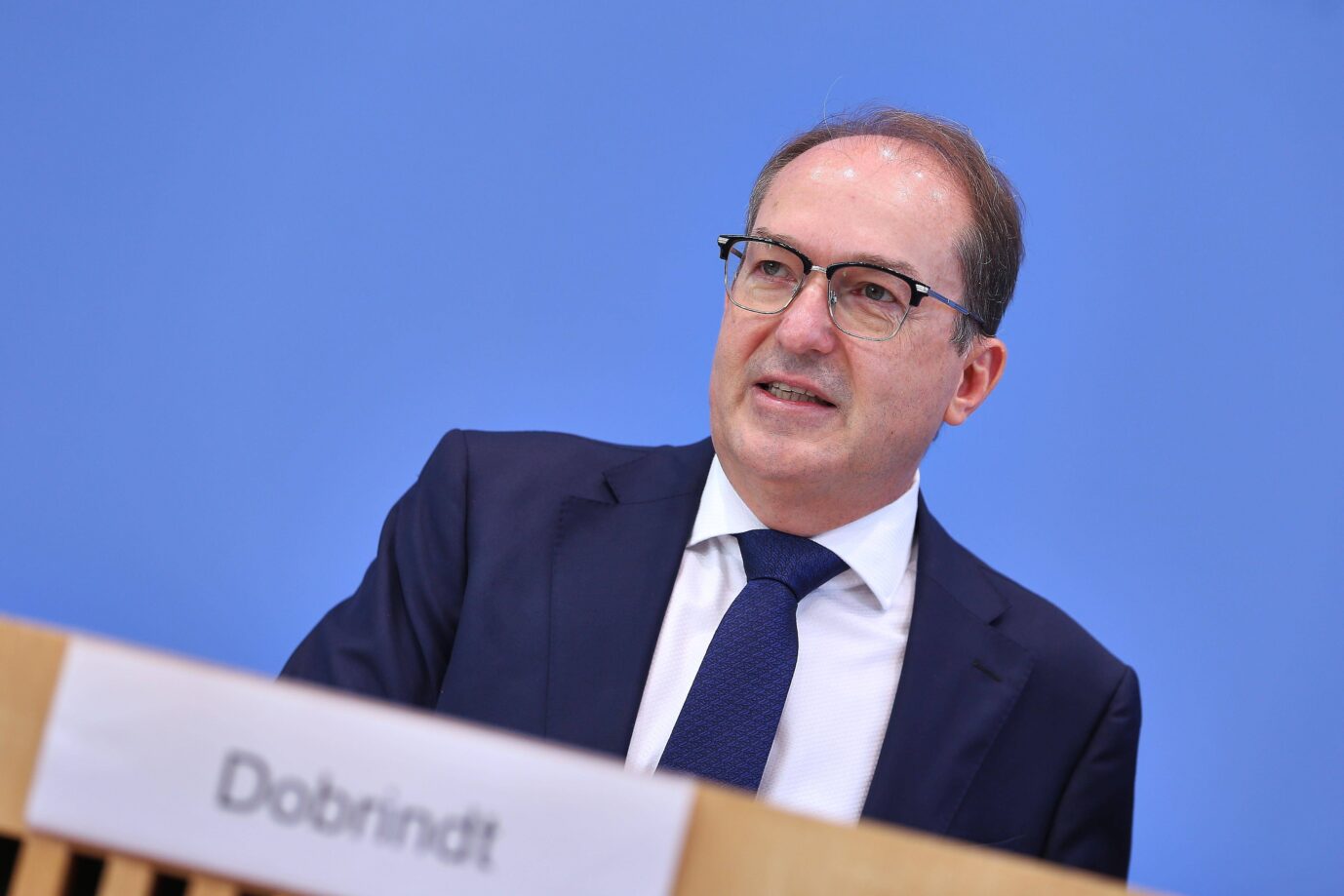 Bundesinnenminister Alexander Dobrindt (CSU): Will, dass der Verfassungsschutz auch polizeiliche Befugnisse erhält. (Themenbild/Collage)