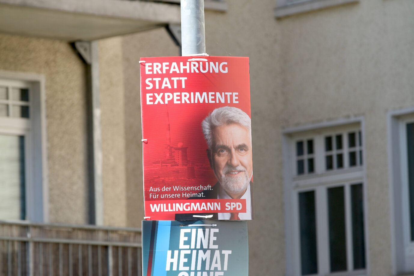 „Erfahrung statt Experimente“ auf dem SPD-Wahlplakat in Sachsen-Anhalt: Offenbar wollen die Bürger doch etwas anderes. (Themenbild)